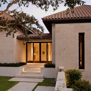 Großes, Einstöckiges Mediterranes Haus mit Mix-Fassade in Miami