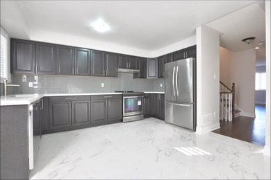 Kitchen - contemporary kitchen idea in Toronto