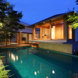 東京都下の長方形アジアンスタイルのおしゃれな中庭プールの写真