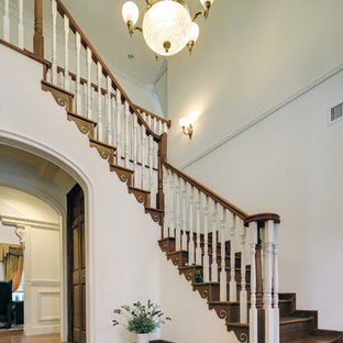 Ejemplo de escalera tradicional, grande, con escalones de mármol y contrahuellas de madera