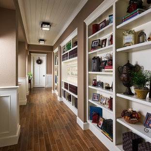 Esempio di un ingresso o corridoio american style con pareti marroni e pavimento marrone