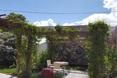 Geometrischer, Kleiner Klassischer Garten im Frühling, hinter dem Haus mit Wasserspiel, direkter Sonneneinstrahlung und Betonboden in Sonstige
