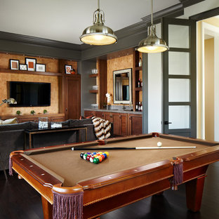 Exemple d'une salle de cinéma tendance ouverte avec un mur gris, un sol en bambou et un téléviseur encastré.