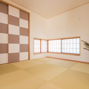 Inredning av ett modernt allrum med öppen planlösning, med vita väggar, tatamigolv och grönt golv