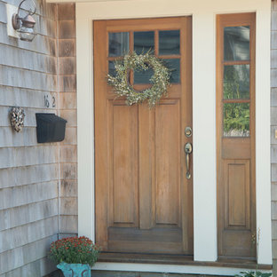 Idee per una piccola porta d'ingresso chic con pareti beige, pavimento in granito, una porta singola e una porta in legno bruno