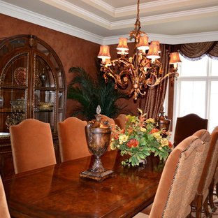 Geschlossenes, Großes Mediterranes Esszimmer ohne Kamin mit roter Wandfarbe und Teppichboden in Detroit