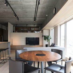 福岡のモダンスタイルのLDKの画像 (グレーの壁、塗装フローリング、ベージュの床)