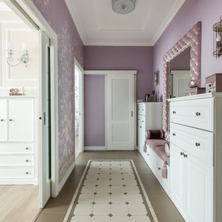 Bild på en mellanstor vintage hall, med lila väggar och flerfärgat golv