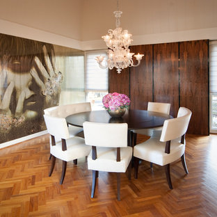 Idées déco pour une salle à manger moderne avec un sol en bois brun, aucune cheminée et mur métallisé.