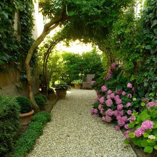 ボルドーのトラディショナルスタイルのおしゃれな整形庭園 (庭への小道、日陰、砂利舗装) の写真