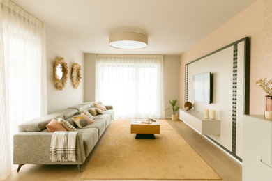 Diseño de salón cerrado minimalista con suelo de madera en tonos medios, televisor colgado en la pared, papel pintado, alfombra y paredes rosas
