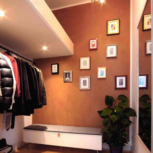 Foto på en liten eklektisk entré, med orange väggar