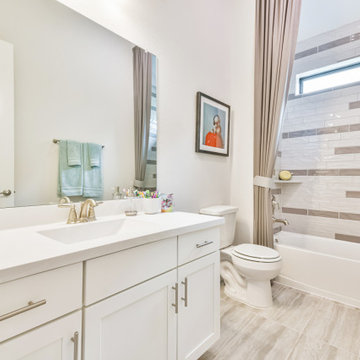 Houston, Texas | Rosehill Reserve - Premier Oleander Secondary Bathroom