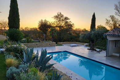 Cette image montre une piscine.