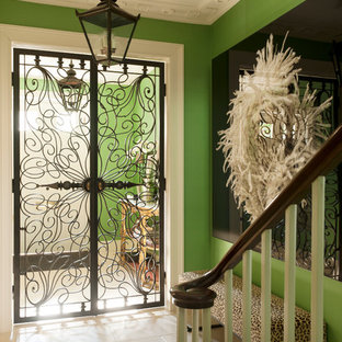 Inspiration för en mellanstor eklektisk entré, med gröna väggar, travertin golv och metalldörr