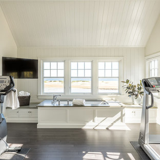 ポートランド(メイン)のビーチスタイルのおしゃれな多目的ジム (白い壁、濃色無垢フローリング) の写真