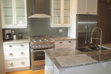 Kitchen - modern kitchen idea in Ottawa
