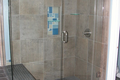 Example of a minimalist bathroom design in Seattle