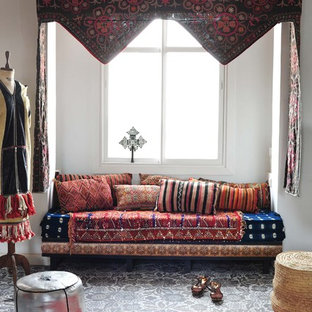 Mediterranes Wohnzimmer mit weißer Wandfarbe in New York