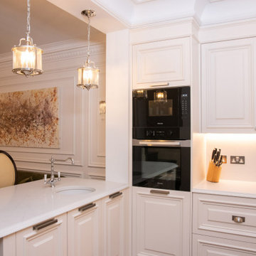 Traditional Lay-On Panelled with Large Mouldings Shaker Kitchen