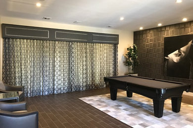 Diseño de salón cerrado minimalista grande con paredes grises, suelo de baldosas de cerámica y suelo gris
