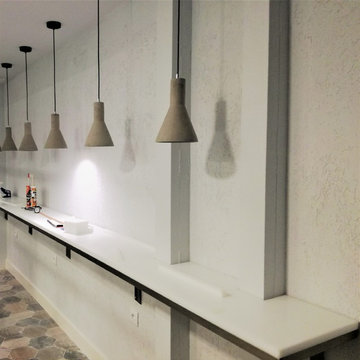 Barra con iluminación personal y suelo porcelánico hexagonal