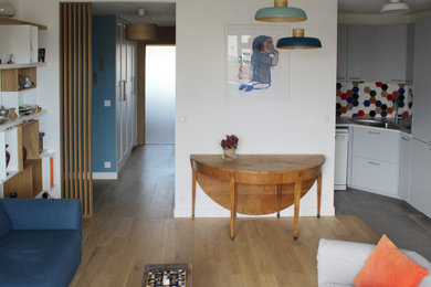 Inspiration pour un salon design de taille moyenne et ouvert avec un mur blanc, parquet clair et un sol beige.