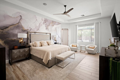 На фото: большая хозяйская спальня в стиле модернизм с белыми стенами с