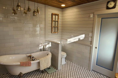 Diseño de cuarto de baño clásico grande