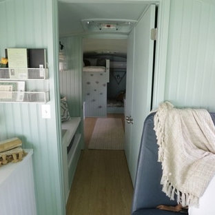 На фото: маленькая прихожая в стиле кантри с зелеными стенами и полом из ламината с