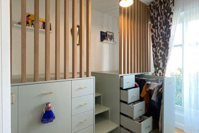 Réalisation d'une chambre d'enfant de 4 à 10 ans design de taille moyenne avec un mur blanc, parquet clair, un sol beige et un lit mezzanine.
