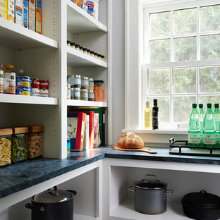 Cette image montre une petite arrière-cuisine traditionnelle avec des portes de placard blanches, un placard sans porte, un plan de travail en stratifié et un sol en bois foncé.