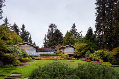 This is an example of a large contemporary home in Seattle.