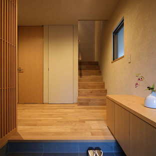 福岡のモダンスタイルのおしゃれな玄関 (茶色い壁) の写真