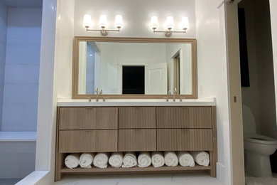 Modelo de cuarto de baño principal, doble y a medida marinero de tamaño medio con puertas de armario grises, encimera de cuarzo compacto y encimeras blancas