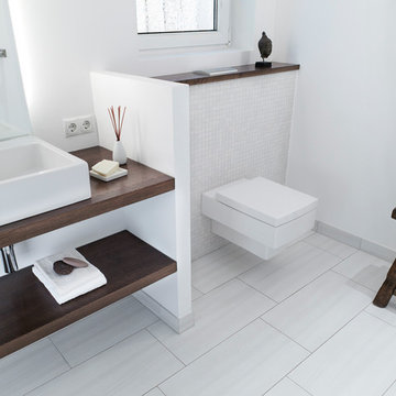 Waschplatz mit abgetrenntem WC-Bereich