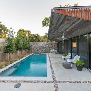 ダラスの小さい長方形インダストリアルスタイルのおしゃれなプール (噴水、コンクリート敷き	) の写真