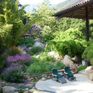 Eklektischer Garten mit Gartenmauer in Santa Barbara
