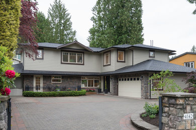 Mid-sized elegant exterior home photo