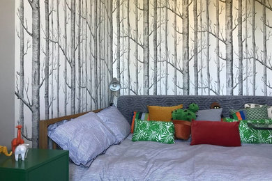 Cette photo montre une petite chambre parentale tendance avec un mur multicolore, tomettes au sol et un sol rouge.