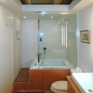 Badezimmer mit Steinplatten und Waschtisch aus Holz Ideen, Design