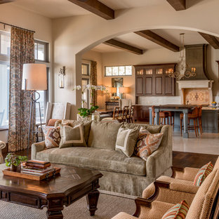 Großes, Repräsentatives, Offenes Mediterranes Wohnzimmer mit beiger Wandfarbe und dunklem Holzboden in Atlanta