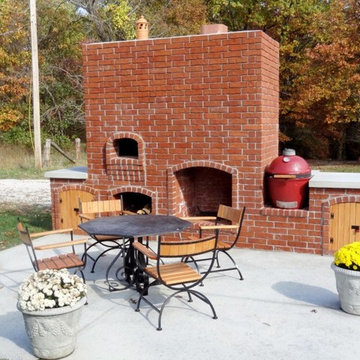 Outdoor pizza oven in brick, wood fired