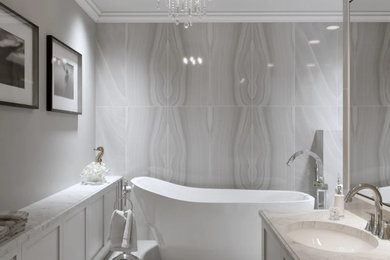 Immagine di una grande stanza da bagno padronale minimalista con vasca freestanding