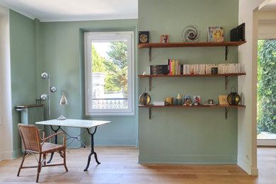 Ejemplo de despacho campestre con paredes verdes y escritorio empotrado