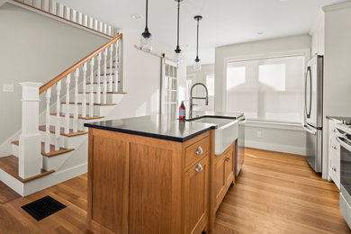 Kitchen - kitchen idea in Burlington with an island