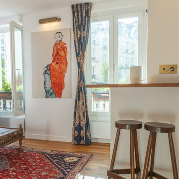 Bar ouvert sur le séjour avec parquet en teck