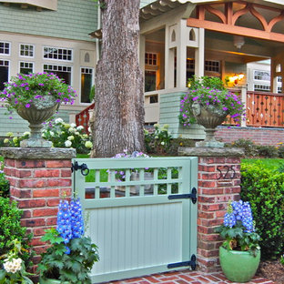 Cette photo montre un grand jardin avant craftsman au printemps avec une entrée ou une allée de jardin, une exposition partiellement ombragée et des pavés en brique.