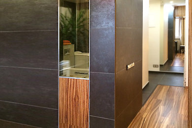 Пример оригинального дизайна: коридор среднего размера в современном стиле с бежевыми стенами и светлым паркетным полом