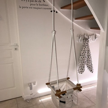L'espace sous escalier reste dégagé et devient utile !
